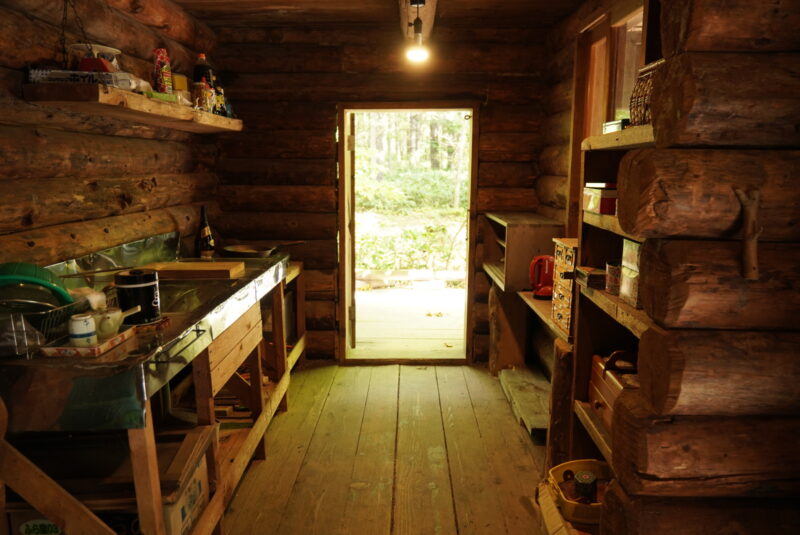 富良野　北の国から　麓郷の森　丸太小屋　キッチン