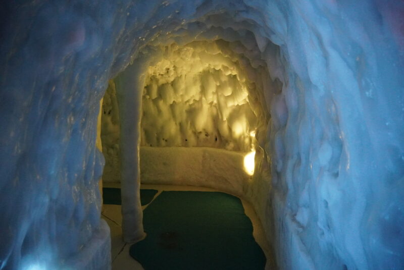 アイスパビリオン　館内　氷の洞窟