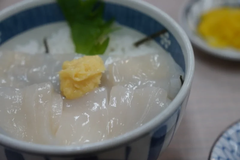 函館朝市　イカ刺丼