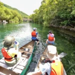 カタマランカヌー 先頭から足を外に出す